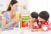 如何通過親子關(guān)系提高孩子情商
1. 建立積極的親子溝通和情感連接。父母應(yīng)該與孩子保持頻繁的互動(dòng)，傾聽他們的需求和感受，并積極回應(yīng)。這樣的情感連接可以幫助孩子培養(yǎng)情感智力，增強(qiáng)他們對(duì)自己和他人情感的認(rèn)知和理解。


2. 傾聽和尊重孩子的意見和想法。父母應(yīng)該尊重孩子的獨(dú)立性，鼓勵(lì)他們表達(dá)自己的意見和想法。通過尊重和接納孩子的觀點(diǎn)，可以培養(yǎng)他們的自信心和自主性，提高他們的情商和智商。


3. 提供適度的挑戰(zhàn)和自主學(xué)習(xí)的機(jī)會(huì)。父母可以給孩子一些適度的挑戰(zhàn)和自主學(xué)習(xí)的機(jī)會(huì)，鼓勵(lì)他們獨(dú)立思考和解決問題。這樣的經(jīng)驗(yàn)可以培養(yǎng)孩子的創(chuàng)造力、批判性思維和解決問題的能力，提高他們的智商。


4. 建立積極和諧的家庭氛圍。家庭中的積極和諧的氛圍有助于培養(yǎng)孩子的情商和智商。父母應(yīng)該樹立良好的行為示范，傳遞積極的價(jià)值觀和情感態(tài)度，培養(yǎng)孩子的情感表達(dá)和解決沖突的能力。

5. 提供多元化的學(xué)習(xí)機(jī)會(huì)。父母可以提供豐富多樣的學(xué)習(xí)機(jī)會(huì)，包括親子閱讀、參觀展覽、參加講座等等。這樣的學(xué)習(xí)體驗(yàn)可以幫助孩子積累知識(shí)和提高他們的智商。

6. 鼓勵(lì)孩子參與社交活動(dòng)。社交活動(dòng)是培養(yǎng)孩子情商和智商的重要途徑。父母可以鼓勵(lì)孩子參與各種社交活動(dòng)，如與其他孩子進(jìn)行游戲、參加社區(qū)活動(dòng)等等。這樣可以幫助孩子更好地理解和適應(yīng)社會(huì)規(guī)則，學(xué)會(huì)與他人合作和分享，培養(yǎng)良好的溝通和協(xié)作能力。

總結(jié)來說，通過積極的親子關(guān)系，提供良好的情感支持和情感交流，鼓勵(lì)孩子獨(dú)立思考和自主學(xué)習(xí)，創(chuàng)造積極和諧的家庭氛圍，提供多元化的學(xué)習(xí)機(jī)會(huì)，鼓勵(lì)孩子參與社交活動(dòng)等等，可以提高孩子的情商和智商。父母應(yīng)該重視和關(guān)注親子關(guān)系的建立，為孩子提供一個(gè)積極、和諧、支持性的成長(zhǎng)環(huán)境。配圖