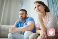 對孩子最好的教育是什么？

臻風尚
2023-09-04 16:09浙江
關注
周圍經常能聽到父母的抱怨：孩子真難搞！

學習不好，脾氣大，不聽話，整天沉迷手機……

看過《小歡喜》的都知道有這樣一個情節：

英子因為被媽媽宋倩阻攔，不能上自己喜歡的南京大學，失眠34天后，離家出走。



父母找到她后，英子站在橋上大聲痛哭著說：

“你有想過我心里到底想要什么嗎？”

面對英子的崩潰，媽媽宋倩還沉浸在自己的情緒中，她回答說：

“我這是為你好，你為什么非要去那個南大呀？”

一句“都是為你好”把孩子逼得快要自殺了，還沒有意識到自己身上的問題。

回想她每次與孩子溝通時，總是把自己的情緒帶入兩個人的對話中，動不動就發脾氣。

只要是她覺得重要的事情，一律是她說了算，如果孩子提出異議，也是被大罵一頓。


父母的怒火猶如砸向孩子身上的石塊，留下一道道傷痕。

如果能夠發現問題并及時修補，傷口也能逐漸愈合。

但如果熟視無睹并繼續傷害，積少成多，孩子將被傷得體無完膚。

畢淑敏曾經說過：“在混亂和丑惡的氛圍中成長的孩子，是那些糟糕家庭的痛苦產物。

他們在家中首先接觸并習得的人際處理經驗是破碎、流離和粗暴殘酷的。”

一個情緒喜怒無常的孩子背后，必然有一個情緒不穩定的父母。

要控制自己的負面情緒，少指責他人，在平時多展現寬容。

這樣情緒穩定的父母是孩子的幸福，是家庭的幸福，也是自身的幸福。


李玫瑾教授曾提到：孩子的問題往往是由身邊成年人所塑造的。

她還強調了“不教而善”，這是最好的教育方式。

換句話說，如果父母平時的言行舉止表現出善良和正直，孩子在耳濡目染中自然而然地向善邁進。

白巖松在一次采訪中分享了一個小故事。他家住在頂樓，每天晚上坐電梯時，他總是按下“1層”的按鈕。

因為大多數人晚上回家，這樣做可以方便其他人，縮短他們等待電梯的時間。

這個小小的舉動深深地留在了他兒子的心中。

慢慢地，兒子也養成了這個習慣，而白巖松從未對他說過“你應該怎么做”。

父母實際上是一個默默影響的角色，你給孩子什么，孩子就會將同樣的品質傳遞給他人。


樊登老師曾經說過：“在教育孩子的過程中，如果你感覺特別吃力，累得不行，孩子也特別痛苦，那一定是方法有問題。要管好孩子，首先要管好自己。”

孩子的問題本質上其實是父母的問題。

孩子的成長過程也是父母學習和成長的過程。配圖