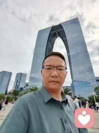 職場(chǎng)進(jìn)化論# 四處樹(shù)敵不是本事，因?yàn)榇镭浂寄茏龅剑?化敵為友才是本事，因?yàn)榇镭浂甲霾坏降模?所以，當(dāng)你想夸人的時(shí)候掂量一下，什么頭發(fā)白了、皺紋增加、滿世界去交朋友辛辛苦苦都沒(méi)有抓住要點(diǎn)。
有本事的人，能把敵人變成朋友！
沒(méi)本事的蠢貨，卻把朋友變成敵人！
少數(shù)人跟你不湊合，可能是三觀不合，
多數(shù)人不喜歡你，就是自身原因了！
再孤獨(dú)也有有底線意識(shí)，如果你選擇整日里跟狐朋狗友混在一起，你將失去未來(lái)。配圖