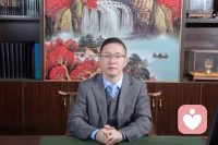 我是在線咨詢師暖心華哥、法學本科、企業(yè)咨詢招商總監(jiān)      擅長：婚戀情感、家庭教育 職場關系  抑郁焦慮  青少年成長、兩性關系等 如果你有類似問題請點擊屏幕下方“連麥”向我咨詢  當你選擇這里、我愿陪您風雨兼程。。。配圖