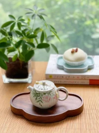 【清晨寄語(yǔ)】

       幽默本是生活的調(diào)劑，但若以 傷害他人自尊為代價(jià)，那便失去了其本意。
      開(kāi)玩笑時(shí)，務(wù)必把握分寸，避免言辭過(guò)于尖銳，以免讓對(duì)方感到尷尬和不適。若以對(duì)方的外貌、品味、感情經(jīng)歷等私事為笑料，雖自以為幽默風(fēng)趣，實(shí)則顯得缺乏教養(yǎng)，無(wú)形中傷害了對(duì)方。因此，對(duì)待親朋好友需要尊重與維護(hù)，玩笑適度，方能維系深厚情誼，讓關(guān)系長(zhǎng)久持續(xù)。
      [玫瑰][抱拳]早上好！[擁抱][玫瑰]

           2024. 7. 17配圖