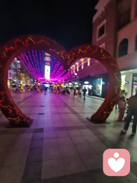 盡管我們都期盼萬(wàn)事順意，但現(xiàn)實(shí)是人人都有苦衷，事事都有無(wú)奈。不必羨慕別人的風(fēng)光，不必抱怨自己的不幸。你的心態(tài)就是你最好的風(fēng)水，花有花期，人有時(shí)運(yùn)，心情好，一切都好。配圖