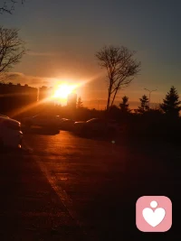 常言道：與鳳凰同飛，必是俊鳥；與虎狼同行，必是猛獸。與勤奮的人同行，自己不會懶散消極；與自律的人一起，方知堅(jiān)持是何意義；與積極的人相伴，生活自會充滿陽光。余生，選對圈子，與優(yōu)秀者同行，讓自己成為更優(yōu)秀的人！配圖