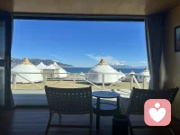 有時(shí)候腦海中總是會想起一些傷心難過的畫面，揮之不去，越是想躲越是反復(fù)出現(xiàn)！這時(shí)候我們可不可以想象一下，我們的腦海中有一個(gè)大屏幕，上面在播放著一系列的畫面，這些畫面是我們過去的經(jīng)歷，是我們允許它播放的，就靜靜的看著，看看里面都發(fā)生過哪些故事呢，甚至還可以拿筆做一下記錄。反正搖控器在我們的手里，如果不想看了，就關(guān)掉它！配圖