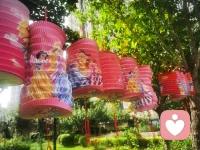 親愛的，獨自過中秋的你，尤其是在這樣一個特殊的日子里是否也有惆悵，是否也有一絲孤獨和寂寞呢？有時候，我們會因為距離、工作或其他原因，無法與家人團聚，但這并不意味著我們就要孤單寂寞。現實無法改變可以試試改變我們自己的心態和情緒哦
首先，請讓自己放松下來。過度的思考和擔憂會加重孤獨感。嘗試深呼吸、伸展身體，或者進行一些放松的活動，比如聽音樂、閱讀書籍或散步。這可以幫助轉移注意力，緩解情緒。
其次，保持積極的心態。獨自過中秋，不是一件糟糕的事情。或許是一個讓我們獨立思考、享受寧靜的時刻。借此機會沉淀心靈，探索自己的內心世界。也許會感到孤單，但是我們也可以選擇看到它背后的積極面。這是一個讓你自由自在、無拘無束的時刻，可以隨意做自己喜歡的事情，給自己一個愉快的假期喲。
雖然不能與家人在一起，但是我們可以試著與周圍人建立聯系或者參加一些慶祝活動，或許你會發現，在這個世界上，也有很多人像我們一樣，也在獨自慶祝這個特別的日子！
親愛的朋友，無論你在何處，無論你如何慶祝這個節日，都希望你能夠感受到幸福和滿足。在這個美好的時刻，祝福你中秋節快樂！配圖