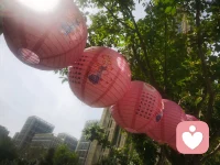 親愛的，獨自過中秋的你，尤其是在這樣一個特殊的日子里是否也有惆悵，是否也有一絲孤獨和寂寞呢？有時候，我們會因為距離、工作或其他原因，無法與家人團聚，但這并不意味著我們就要孤單寂寞。現實無法改變可以試試改變我們自己的心態和情緒哦
首先，請讓自己放松下來。過度的思考和擔憂會加重孤獨感。嘗試深呼吸、伸展身體，或者進行一些放松的活動，比如聽音樂、閱讀書籍或散步。這可以幫助轉移注意力，緩解情緒。
其次，保持積極的心態。獨自過中秋，不是一件糟糕的事情。或許是一個讓我們獨立思考、享受寧靜的時刻。借此機會沉淀心靈，探索自己的內心世界。也許會感到孤單，但是我們也可以選擇看到它背后的積極面。這是一個讓你自由自在、無拘無束的時刻，可以隨意做自己喜歡的事情，給自己一個愉快的假期喲。
雖然不能與家人在一起，但是我們可以試著與周圍人建立聯系或者參加一些慶祝活動，或許你會發現，在這個世界上，也有很多人像我們一樣，也在獨自慶祝這個特別的日子！
親愛的朋友，無論你在何處，無論你如何慶祝這個節日，都希望你能夠感受到幸福和滿足。在這個美好的時刻，祝福你中秋節快樂！配圖