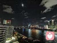 當我們的親密養育者，在和我們做出一些承諾或者是許諾的時候，反復的不兌現，讓我們內心的小我一直處在一個不能夠被尊敬，被看到，被理解的狀態下！時間久了，就會形成創傷，并且一直烙印在我們的內心！當我們成年后在工作中或者是在生活中在婚姻中當遇到有相同的類似的場景，并且得到了一個類似的一種對待的時候，便會激發我們小時候的那種相同的感受出來并且加倍的傷害，這時就會被這個情緒拖拽回到孩提時代的心境，放棄成年人解決問題的方法，會像孩子一樣的發脾氣。這一切的背后的根源就是我們內在的那個小我希望得到對方給到我們應有的情感回應，其本質就是內心缺愛！如果身邊有這樣的人，請善待他們，因為他們的內心有太多的委屈和痛苦，一直沒有得到修復，需要家人或朋友的理解與關懷！配圖