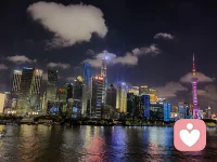 當我們的親密養育者，在和我們做出一些承諾或者是許諾的時候，反復的不兌現，讓我們內心的小我一直處在一個不能夠被尊敬，被看到，被理解的狀態下！時間久了，就會形成創傷，并且一直烙印在我們的內心！當我們成年后在工作中或者是在生活中在婚姻中當遇到有相同的類似的場景，并且得到了一個類似的一種對待的時候，便會激發我們小時候的那種相同的感受出來并且加倍的傷害，這時就會被這個情緒拖拽回到孩提時代的心境，放棄成年人解決問題的方法，會像孩子一樣的發脾氣。這一切的背后的根源就是我們內在的那個小我希望得到對方給到我們應有的情感回應，其本質就是內心缺愛！如果身邊有這樣的人，請善待他們，因為他們的內心有太多的委屈和痛苦，一直沒有得到修復，需要家人或朋友的理解與關懷！配圖