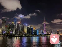 當我們的親密養育者，在和我們做出一些承諾或者是許諾的時候，反復的不兌現，讓我們內心的小我一直處在一個不能夠被尊敬，被看到，被理解的狀態下！時間久了，就會形成創傷，并且一直烙印在我們的內心！當我們成年后在工作中或者是在生活中在婚姻中當遇到有相同的類似的場景，并且得到了一個類似的一種對待的時候，便會激發我們小時候的那種相同的感受出來并且加倍的傷害，這時就會被這個情緒拖拽回到孩提時代的心境，放棄成年人解決問題的方法，會像孩子一樣的發脾氣。這一切的背后的根源就是我們內在的那個小我希望得到對方給到我們應有的情感回應，其本質就是內心缺愛！如果身邊有這樣的人，請善待他們，因為他們的內心有太多的委屈和痛苦，一直沒有得到修復，需要家人或朋友的理解與關懷！配圖