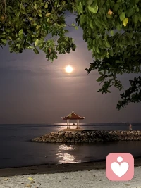 當我們的家人暴躁發(fā)脾氣的時候，我們?nèi)绾伪３治覀儍?nèi)心的平靜，而不會被對方的情緒帶著跑并使事態(tài)一發(fā)不可收拾呢？
或許這時我們需要接受對方的局限性，并意識到，無論他說什么，都是他自身狀況的顯化，僅此而已，不要太往心里去，給我們造成困擾的并不是一個人，而是一團想法和概念，是對方的小我在說話，他們被自己的心智局限，我們應(yīng)該同情他，這樣我們就不會譴責(zé)他沒有跨越他們的局限，沒有擺脫小我，沒有從過去二三十年的頑固意識中解脫。
我們只需要觀察他就夠了，甚至可以感同身受去感受他的某些東西，也許只是偶爾，是他自身狀況的顯化，比他平時表面上表現(xiàn)出來的東西更深刻，更真實的東西，甚至可以用愛包容他，盡管他表面上并不可愛！配圖