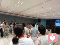 他們敢于犯錯，從不害怕闖禍，在不循規蹈矩的軌跡里，充滿能量，并且酣暢淋漓地去實現、享受自己的人生。

擁有不隨意責備的父母，真的是孩子一生的寶藏配圖