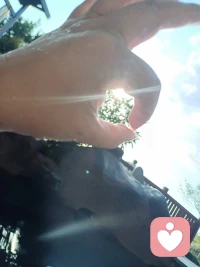 ??指尖中的虛谷，讓我的感官得到徹底的恢復
?對我而言，只要需要能量時，我都會來到大自然，做簡短的自我練習進行放松。
??當我抬頭望向天空，我的目光會專注在藍天的某一朵白云，持續地專注······跟隨云朵緩緩地流淌，重復移動的節奏，它的顏色、形狀、光、陰影面、視覺的感觀細節展開······
??然后，我會發現，呼吸變得均勻緩慢，頭腦變得寬廣專注，身體放松了······
??有時散步經過一片樹林，聽著風吹著樹葉沙沙作響的聲音，陽光透過樹葉，斑駁的光影交錯，微風吹拂著我的臉，聞到淡淡野草的味道，我感受到內在深深的平靜和喜悅······
??聽覺、視覺、觸覺、嗅覺、感覺，所有的感官細節展開······
??當我帶著這種純粹的“存在狀態”回到日常生活中，帶入到行動中，我會感覺到更加多的清晰、當下與享受。配圖