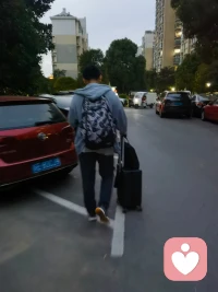 有一種想念，叫避而不見
1.每個人心里都種著一些樹，春、夏、秋、冬，冷暖自知。
2.心里放不過自己，是沒有智慧;心里放不過別人，是沒有慈悲。
3.忙碌是一種幸福，讓我們沒時間體會痛苦;奔波是一種快樂，讓我們真實的感受生活;疲憊是一種享受，讓我們無暇空虛。
4.其實我從來不說“哦”，說“哦”的時候都是故意的，只是想表示我很不開心了而已。
5.我很佩服自己可以若無其事的拿那些慘不忍睹的過去開玩笑。
6.那一年，我們覺得世界很小，如今，各奔東西后才知，也許一別就是一世。
7.專一不是一輩子只喜歡一個人，是喜歡一個人的時候一心一意、不離不棄。
8..許多事都是這樣：你認為值得，那就值得。
9.抱最大希望，盡最大努力，做最壞打算，持最好心態(tài)。記住該記住的，忘記該忘記的，改變能改變的，接受成事實的。太陽總是新的，每天都是美好的日子。
10.寧愿花時間去修煉不完美的自己，也不要浪費時間去期待完美的別人。
11.有一種想念，叫避而不見。
12.命運如同手中的掌紋，無論多么曲折，終究掌握在自己的.手中。
13.幸福其實真的很簡單：有人愛; 有事做;有所期待。
14.不管過去有多難，你都可以重新開始。
15.想開了你自然會微笑，看開了肯定會放得下。
16.生活總會在最深的絕望里，遇見最美麗的風景。
17.有時候，同樣的一件事情，我們可以去安慰別人，卻說服不了自己。
18.愛情，要么讓人成熟，要么讓人墮落。
19.不該忘的，忘不掉。該忘的，依舊不能忘。
20.若將人生一分為二，前半段叫做 “不猶豫”，后半段叫做 “不后悔”。配圖