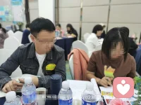 在心理學的課堂上，用卡牌來剖析問題，找到問題，才可能解決問題。每個人都學的那么認真。一副小小的牌就有可能找到了你們的親子問題，婚姻問題，真的特別神奇。配圖