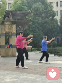 秋季是情緒病高發季！
狀態不好時，
?要允許自己停下來[擁抱][擁抱][擁抱]活在這個世界上，不要被每天瑣細的日常問題淹沒，每天不假思索地按照社會為你設定的道路前行。

而是應該經常抽身而出，停下來，哪怕只是片刻，問問自己：這是我想要的生活嗎？

這個問題蘊涵著生命最基本的問題：我來到這個世上，不是僅僅活著，而是創造，我想要創造什么呢？我能夠創造什么呢？

或者通俗地說：我想要做什么呢？我能夠做什么呢？只有把這個問題想清楚了，無論你做什么，無論結果如何，你都活出了你自己的韻味，當有一天離開這個世界的時候，不會有任何遺憾，因為你已經做了你想做的，做了你能夠做的。時光，因懂得而美好

生活，因知足而溫暖[愛心]心理｜[咖啡]

心理學家卡爾·榮格提出了一個概念，叫做“內在小孩（inner child）”。

如果一個人小時候，經歷了太多的忽視、壓抑或否定等等，“內在小孩”就會很受傷。人都是渴望被被愛、被關心、被接納的。

長大后的我們，已經有能力愛自己，就可以練習作為足夠好的“內在父母”，好好地重新養自己一遍。叔本華說得好：我們可以做我們想做的，但我們不一定能要我們想要的。

所以，自由的人生，并不是你想要什么就能得到什么，而是你想做什么就真的去做了。配圖