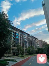 安[太陽]當我內心足夠強大[愛心]
當我內心足夠強大
你指責我
我感受到你的受傷
你討好我
我看到你需要認可
你超理智
我體會你的脆弱和害怕
你打岔
我懂得你如此渴望被看到
當我內心足夠強大
我不再防衛
所有力量
在我們之間自由流動
委屈，沮喪，內疚，悲傷，憤怒，痛苦
當他們自由流淌
我在悲傷里感到溫暖
在憤怒里發現力量
在痛苦里看到希望
當我內心足夠強大
我不再攻擊
我知道
當我不再傷害自己
便沒有人可以傷害我
我放下武器
敞開心
當我的心，柔軟起來
便在愛和慈悲里
與你明亮而溫暖地相遇
原來，讓內心強大
我只需要
看到自己
接納我還不能做的
欣賞我已經做到的
并且相信
走過這個歷程
終究可以活出自己，綻放自己[太陽]配圖