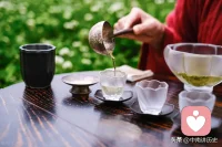 其實無論是生活還是工作中，都不乏有能力的人，但我們都更偏愛與靠譜的人共事。原因就在于，一個靠譜的人可以把他身上的能力百分百地用到實處，讓人放心。

和這樣的人相處，無需擔心拜托他的事情辦不好，因為他總是能全力以赴地完成一件事，讓人滿意，也讓周圍的人信服。配圖