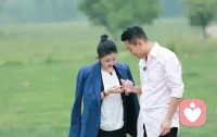愛，這個看似簡單的詞語，背后蘊含著太多的深度。它不僅是感情的流露，還是理解、尊重和珍惜的象征。

真正的愛，是雙方的努力和付出，而不是單方面的寵溺和索取。配圖