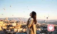 有一些大齡剩女是有如下原因的 ，列舉幾個 :



1、大齡剩女條件好的通常都是高學歷、職業(yè)教好、收入較高 ，一般男士入不了她的眼 ，達不到她的標準。



2、中國社會有些男士還是有這樣的思想的，就是男士綜合條件要比女士高才好 ，才感覺有面子，有地位 ，比女士差，好像是在吃軟飯 ，家里家外都不舒服 。



3、特別優(yōu)秀的男士，各方面條件都好的男士，有一部分人的婚姻取向不一定是追求女士的高學歷 、高收入。



4、有些高學歷的女士，有的書生氣較濃，有點小脾氣，生活能力有的差一些 。



5、有些大齡剩女比較挑剔 ，追求完美 ，要有房、 有車、 高學歷 、廚男、 浪漫等等，一是這樣的人難找 ，二是這樣的人不一定要她。



6、當今社會離婚率現象讓她們有些畏懼 ，對男士考量的有些讓人頭疼



等等。



這樣就經常出現高不成低不就的現象。配圖