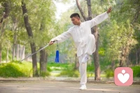 當一份＂愛＂分手，讓你感到痛苦的時候


給因分手而痛苦的你：他失去的是一個全心全意愛他的人，該傷心后悔的是他，而你失去的只是一個不懂得愛妳珍惜你的人，相較之下你應該覺得慶幸才是。

你心痛過嗎？心痛時就大哭一場吧。但我學到一個方法，當你一再哭泣而那個痛還是不肯走時，試著去讓那個痛穿越你而離去吧！

給自我內在那個需要愛的小女孩：你是無條件被愛的，我永遠在這里陪伴等候你，就像陽光耐心等候花開一樣，我在等你的綻放。你的美麗現在只有我知道，而有一天,眾人都會驚嘆你的容顏，那由內而外的透亮，讓你的美麗無處可藏。著名的心理學家榮格說：You have to feel, in order to heal.翻成中文是：你必須去感受，才能夠得到療愈。和你的傷痛面對面的坐著，不要害怕，就是這樣看著它，感受它在你身體里攢動，心口的抽動或是腹部的痙攣、肩膀的緊縮，就是這樣和它們共處于當下。

看它們會停留多久，一個人最可悲的就是，當分手的時候，對方不但想不起來他一絲絲的好處，反而覺得如釋重負。改變對方，還是面對自己？真正的喜悅和自在來自于你和自己的負面情緒相處的能力，以及面對自己不喜歡的人、事、物的態度，和外在的條件沒有關系。

除非對方真的愿意，否則你是不可能改變一個人的。你只能創造一個環境，讓他有空間去探索改變。我們試過用脅迫、利誘、拐騙、鼓勵的方式，來讓我們所愛的人改變，這就好像是在試圖教一頭豬唱歌，不但浪費自己的精力和時間，而且還惹豬討厭。

當你想拯救一個人的時候（在能量上），請你一定要先回頭看看自己內在有沒有你想要拯救的那個部分。先去把自己內在的那個部分安撫了、照顧好了，再去當拯救者吧。

我們整天庸庸碌碌、費盡心思地去改變外在的人、事、物，好讓它們符合我們的期望，難怪會如此疲倦而且氣餒。殊不知我們需要管理和改變的是我們的期望，這比和外在的人、事、物較勁來得容易多了。

降低期望是否會消極不努力了？如果你真的享受自己所做的事情，你就不會在乎結果，也就不會要求事情要以特定的結果呈現。如果你不喜歡自己做的事，只是一味的追求成果，即使你得到你想要的結果，也不一定開心。配圖
