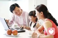 父母與孩子溝通內容與語氣都很重要。

成功的家教與父母的言語表達息息相關，尤其是父母跟孩子說話的內容與語氣，將對孩子的情商、智商、氣質、修養……產生深刻的影響。蔡元培先生在《中國人的修養》一書中說到：決定孩子一生的不是學習成績，而是健全的人格修養！正確的家庭教育應該是什么?是父母應該幫助孩子建造一個良好的人生平臺，讓孩子有很好的人格修養，懂得做人，懂得成功的真正含義。只有父母的教育觀念發生了轉變，我們的孩子才能接受良好的家庭教育，才能終生受益。成功的家教源于父母與孩子間相處的種種，而內容與語氣竟影響孩子的一生。
一、信任。孩子特別希望得到成人特別是父母的信任，所以對孩子說話時要表現出充分的信任。
二、尊重。從兩三歲起，孩子的自我意識就開始萌芽，隨著年齡的增長這種自我意識會愈發強烈。孩子有了自己的一些主見，說明孩子知道了自己的力量和能力。當他提出自己不同的看法和要求時，不要認為是他不聽你的話，跟你對著干，而粗暴地反對他。如你要求孩子學英語，可他還想再跟小伙伴們玩一下，你不能發脾氣：“越大越不聽話了，不好好學習，看你長大了能干什么。＂這樣做只會讓孩子更加厭惡學習。應該用尊重的語氣。
三、商量。每個孩子都是有自尊心的。
四、贊美。每個孩子都有優點，都有表現欲，發現孩子的優點并加以贊賞。
五、鼓勵。要孩子做到沒有過失，這是不可能的。當孩子做錯了事，不要一味地批評責備，而應幫助他在過失中總結教訓，積累經驗，鼓勵他再次獲得成功。如孩子第一次幫媽媽端飯碗失手掉到地上打爛了。你不能責備他：“連個碗都端不穩，真笨。”這樣會打擊孩子嘗試新事物的信心和勇氣。應該用鼓勵的語氣：“不小心打爛了碗，沒關系，以后先用手指試試燙不燙再去端。”這樣，既教給實踐的方法，又給了孩子再次嘗試的信心。
父母需要為孩子提供一個寬容的成長環境，但無論你有多少錢，別人家的嬰兒生下來爬，你家的嬰兒也不會生下來就跑。在人生成長這個課題面前，錢有時是沒有意義的，父母的責任心與智慧，才是一切。
只要有心，只要用腦，我們一定會找到與這個世界、與未來、與孩子們之間最快樂、最有趣、最優化的互動游戲。而這一切努力，都將讓我們收獲一個高質量的人生。
孩子的情商和智商取決于父母的言傳身教，培養一個懂得關心和尊重他人、正直誠實的孩子一直以來就是一項艱巨任務。
但這件事我們所有人都可以去做，沒有什么工作比這件事更加重要、帶來更大的回報。配圖
