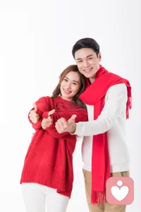 婚姻大體會經歷的階段：

一：激情期

主要指新婚期，夫妻二人如膠似漆，婚姻充滿了興奮、和親昵。這個階段一般持續到婚后1年，愛情是生活的重心。

忠告：婚姻是人生的一個轉折點，婚后要學會樹立兩人共同的觀念，凡事少想“我”，多想“我們”。要利用這個和諧階段，培養共同的生活習慣。

二： 磨合期。

失望和沖突成了這個階段的主題。你們開始發現對方并不完美，也有很多你受不了的缺點和不足，你們開始就某件小事爭論，甚至開始懷疑自己的選擇。這個階段一般在婚后1—2年時出現。

忠告：這是非常重要的時期，處理好了，會為將來的長久廝守打下基礎。這個時候，一定要打破對婚姻不切實際的幻想，注意換位思考，不要費盡心思改變對方——尊重更重要。

三：叛逆期。

你們經常吵架，甚至會有一方產生外遇的傾向，導致你們對彼此的忠誠產生懷疑。這個階段大多會持續數年，一般在結婚3—7年后出現。

忠告：千萬不要輕易有外遇，即使出現問題，也不能輕言放棄婚姻。只要互相尊重、互相理解，一定能走出困難時期。

四：合作期。

有了孩子后，你們為了家庭不懈努力，事業蒸蒸日上，共同創造著美好的未來。這個時期多在結婚5年后到來。

忠告：上有老，下有小，會讓你們每天都忙得不可開交，偶爾重溫浪漫情懷，大膽地對他/她說“愛”，你們將成為令人羨慕的幸福伴侶。

五：重組期。

孩子長大了，家庭基本穩定，愛情開始轉化為親情，你們之間多了一些謙讓，少了一些爭吵。此時，你們已經共同走過了15年的歲月。

忠告：上一階段的忙碌會讓你們的身體變得不那么靈活了，此時健康開始提上日程，兩人一起運動，一起做家務、一起度假，會讓婚姻生活變得更充實。

六：危機期。

中年危機到來，你們可能會經歷人生的一些重大變故，例如一方父母出現重大疾病甚至離世，事業上也可能遭遇瓶頸，很多不幸的事沖擊著整個家庭。這個階段可能在結婚20年后出現。

忠告：壓力不言而喻，兩個人要學會共同面對，互相支持安慰，只要度過這個時期，你們將永遠不離不棄。

七：完美期。

婚姻的建設階段已結束，你們已經完全了解對方，希望對方與自己一起安享晚年。此時你們至少一起走過了25個春秋。

忠告：盡管夕陽西下讓人感到生命的悲涼，但共同回憶你們走過的婚姻之路，會帶來溫暖與幸福感。配圖