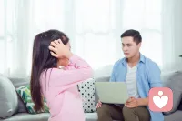 青春期孩子的三個主要需求

一、渴望理解和交流，討厭唯分數論。

青春期的孩子，心理逐漸趨向成人，他們既想擺脫家長控制，又無法真正獨立，面對一些復雜的事情，他們還不能獨自處理。這些種種矛盾的想法，讓他們變得敏感多慮。他們渴望獲得平等的尊重，能夠有一個分享自己小秘密，解答疑惑的伙伴。

這種需求，家長們很少能夠重視，而很多家長只是唯分數論，或是說誰誰考的好去交相施壓，面對孩子的傾訴，很多家長都沒耐心聽完，或者拿出家長的架子，對孩子的種種行為進行否定和說教。久而久之，孩子自然就不愿意跟家長傾訴。這種傾訴慢慢就會轉到其他人身上，當找到一個能聊得來的異性朋友，就錯誤的將這種友誼理解為早戀。

二、生理心理變化，了解和接觸異性。

青春期的少年第二性征開始顯露，生理上的變化引起了心理上的微妙變化。這一時期開始對異性充滿好奇，也渴望得到異性的關注，與異性更多的接觸、交談。在好奇心的驅使下，使一部分青少年將自己想象中的“未來伴侶”投射到班級中的某個人身上，效仿成年人的表白方式，在懵懂中開始一段感情。

三、大人的感覺，期望獲得同伴的認同。

青春期有一種從眾心理，希望能夠融入到群體中，吸引周圍人的注意，獲得同伴的認同感。當周圍有人出現早戀，加之校園劇中的一些早戀情節，他們就覺得這是很正常的行為。了不讓自己顯得“掉價”，沒有魅力，有的孩子甚至通過頻繁更換男、女朋友，當做炫耀的資本。配圖