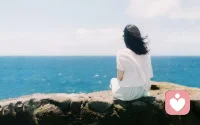 心靈成長(zhǎng)主要是為了建立自我覺察、自我覺知，而這個(gè)覺知的背后有一定心理學(xué)的基礎(chǔ)。
在這個(gè)基礎(chǔ)上，再加上覺知的正面訓(xùn)練后，我們就可以在關(guān)系中，每當(dāng)我們下意識(shí)地想和對(duì)方連接的時(shí)候，立刻察覺到當(dāng)下的那一刻自己內(nèi)在有多么深的不安全感，多么深的對(duì)由于不連接而產(chǎn)生的孤獨(dú)的恐懼。

女性正是害怕面對(duì)這種孤獨(dú)和被孤立、被遺忘的狀態(tài)而「過度溝通」，所以我們要帶著覺知去突破這樣的狀態(tài)。
男性也要帶著覺知，清醒地看到，當(dāng)我們排斥女人咄咄逼人的表達(dá)方式時(shí)，其實(shí)對(duì)方只是太渴望兩個(gè)人能建立真正的親密關(guān)系。

可以試著把男性的尊嚴(yán)、男性對(duì)自主性的需求先暫時(shí)放一放，換位思考，體會(huì)女性內(nèi)在的痛苦，內(nèi)在的脆弱和哀傷。在親密關(guān)系里，我們必須要練習(xí)放下自己頑固的運(yùn)作模式，以對(duì)方的起心動(dòng)念的動(dòng)機(jī)來(lái)看事物。

但是大部分的人在聆聽別人講話的時(shí)候其實(shí)是不懂得傾聽話中之話，以及話語(yǔ)背后最深層的動(dòng)機(jī)的。我們幾乎聽到的都只是表面的這些說(shuō)辭，所以我們看不到背后的真相，于是，我們也就無(wú)法產(chǎn)生洞見，無(wú)法因洞見而產(chǎn)生理解，因理解而產(chǎn)生同理心。配圖