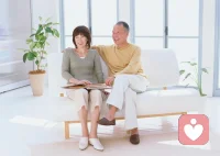 心靈成長(zhǎng)主要是為了建立自我覺察、自我覺知，而這個(gè)覺知的背后有一定心理學(xué)的基礎(chǔ)。
在這個(gè)基礎(chǔ)上，再加上覺知的正面訓(xùn)練后，我們就可以在關(guān)系中，每當(dāng)我們下意識(shí)地想和對(duì)方連接的時(shí)候，立刻察覺到當(dāng)下的那一刻自己內(nèi)在有多么深的不安全感，多么深的對(duì)由于不連接而產(chǎn)生的孤獨(dú)的恐懼。

女性正是害怕面對(duì)這種孤獨(dú)和被孤立、被遺忘的狀態(tài)而「過度溝通」，所以我們要帶著覺知去突破這樣的狀態(tài)。
男性也要帶著覺知，清醒地看到，當(dāng)我們排斥女人咄咄逼人的表達(dá)方式時(shí)，其實(shí)對(duì)方只是太渴望兩個(gè)人能建立真正的親密關(guān)系。

可以試著把男性的尊嚴(yán)、男性對(duì)自主性的需求先暫時(shí)放一放，換位思考，體會(huì)女性內(nèi)在的痛苦，內(nèi)在的脆弱和哀傷。在親密關(guān)系里，我們必須要練習(xí)放下自己頑固的運(yùn)作模式，以對(duì)方的起心動(dòng)念的動(dòng)機(jī)來(lái)看事物。

但是大部分的人在聆聽別人講話的時(shí)候其實(shí)是不懂得傾聽話中之話，以及話語(yǔ)背后最深層的動(dòng)機(jī)的。我們幾乎聽到的都只是表面的這些說(shuō)辭，所以我們看不到背后的真相，于是，我們也就無(wú)法產(chǎn)生洞見，無(wú)法因洞見而產(chǎn)生理解，因理解而產(chǎn)生同理心。配圖