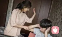 總有一些父母，會抱怨孩子的種種問題。

甚至想著要不要去找心理醫生咨詢。

可事實呢，更應該關注心理問題的，卻是父母本身。

因為孩子的性格或是心理的問題，基本都源于成長的家庭環境、父母的性格還有教育的方式。

比如，你內心最在意的那些東西，會經常在孩子面前不經意地透露。

勤勞的父母會經常說勤能補拙，勤勞是多好的美德。

而在乎交往的父母，會告訴正在讀書的孩子，一定不要只知道讀書，還要多鍛煉交際能力。

久而久之，孩子就會被熏陶，習得父母的這種脾性秉性，在心理上趨同，在行為上模仿。配圖