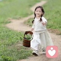 每個(gè)人的成長(zhǎng)環(huán)境不同，塑造出的性格、特性、習(xí)慣也不同。

而很多時(shí)候，那些被你嫌棄、厭惡的缺點(diǎn)，就像是硬幣的其中一面。

只要你愿意伸出手，去翻轉(zhuǎn)它，就能看到自己身上真正的價(jià)值。

貴在把你的缺點(diǎn)也會(huì)變成優(yōu)點(diǎn)。

因?yàn)槲覀兊娜松褪且粋€(gè)不斷理解自己，接納自己的過(guò)程。

那么，如何才能做到自我接納，去翻轉(zhuǎn)自己的缺點(diǎn)呢？

其實(shí)大家可以通過(guò)一些小練習(xí)去做到，比如準(zhǔn)備幾張紙，一支筆。

接著去思考，自己身上有哪些自己不喜歡的特質(zhì)，它給你帶來(lái)了哪些煩惱，又帶來(lái)哪些便利。

將壞處和好處分別寫(xiě)到紙的兩面。

就比如“性子慢”，壞的一面你就可以寫(xiě)做事效率低，被人朋友嫌棄等等；

好的一面你就可以寫(xiě)做事認(rèn)真，不容易出錯(cuò)。

然后去看那些壞處，它是否真的對(duì)你的生活造成了困擾？

還是說(shuō)你只是因?yàn)樵谝鈩e人的目光才心生厭惡？

接著把紙翻轉(zhuǎn)過(guò)來(lái)，去看好的一面，問(wèn)自己：

在我自己的眼中，我是個(gè)什么樣的人？同一種特質(zhì)的兩面，到底哪個(gè)才是我應(yīng)該去看到的呢？

通過(guò)這樣的小練習(xí)，可以幫助你更好地認(rèn)識(shí)自己。

當(dāng)然了，要想更深入，更有效地完成對(duì)自我的接納與整合，還可以通過(guò)更加系統(tǒng)地練習(xí)去完成的。配圖