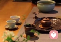 每個(gè)人的成長(zhǎng)環(huán)境不同，塑造出的性格、特性、習(xí)慣也不同。

而很多時(shí)候，那些被你嫌棄、厭惡的缺點(diǎn)，就像是硬幣的其中一面。

只要你愿意伸出手，去翻轉(zhuǎn)它，就能看到自己身上真正的價(jià)值。

貴在把你的缺點(diǎn)也會(huì)變成優(yōu)點(diǎn)。

因?yàn)槲覀兊娜松褪且粋€(gè)不斷理解自己，接納自己的過(guò)程。

那么，如何才能做到自我接納，去翻轉(zhuǎn)自己的缺點(diǎn)呢？

其實(shí)大家可以通過(guò)一些小練習(xí)去做到，比如準(zhǔn)備幾張紙，一支筆。

接著去思考，自己身上有哪些自己不喜歡的特質(zhì)，它給你帶來(lái)了哪些煩惱，又帶來(lái)哪些便利。

將壞處和好處分別寫(xiě)到紙的兩面。

就比如“性子慢”，壞的一面你就可以寫(xiě)做事效率低，被人朋友嫌棄等等；

好的一面你就可以寫(xiě)做事認(rèn)真，不容易出錯(cuò)。

然后去看那些壞處，它是否真的對(duì)你的生活造成了困擾？

還是說(shuō)你只是因?yàn)樵谝鈩e人的目光才心生厭惡？

接著把紙翻轉(zhuǎn)過(guò)來(lái)，去看好的一面，問(wèn)自己：

在我自己的眼中，我是個(gè)什么樣的人？同一種特質(zhì)的兩面，到底哪個(gè)才是我應(yīng)該去看到的呢？

通過(guò)這樣的小練習(xí)，可以幫助你更好地認(rèn)識(shí)自己。

當(dāng)然了，要想更深入，更有效地完成對(duì)自我的接納與整合，還可以通過(guò)更加系統(tǒng)地練習(xí)去完成的。配圖