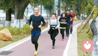 因事業、愛情雙雙受挫，他每天都活在對自己的否定里。朋友看不下去，強迫他去運動。


一開始他極不情愿。但是一次運動后，他的心情居然莫名放松了，積攢在心里的苦悶，好像都隨著汗水排出去了。從此，運動成為他生活的一部分。


運動帶給人的，是身體上的改變：能很好地控制體重、保持身體的健康，也可以讓自己變得朝氣蓬勃。


但更多是一種自我升華：從懶惰走向勤奮，克服拖延癥，鍛煉意志力，迎來新機遇。


開始運動，永遠不晚；堅持運動，終有收獲。配圖