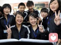 孩子被欺負(fù)了，他當(dāng)下需要的不是一個(gè)滿腹道理、發(fā)號(hào)施令的指揮者，而是一個(gè)給他傾聽、懂得溝通的支持者。

我們父母就是要做這樣的支持者。在充分了解事實(shí)后，尋問(wèn)孩子的想法，征求孩子的意見，這是在尊重和保護(hù)他的自信。

父母用堅(jiān)決的態(tài)度和睿智的方法支持，是對(duì)孩子最大的支持。有了父母給的支持和底氣，孩子就會(huì)擁有更多安全感，也有保護(hù)自己的決心和提升應(yīng)對(duì)能力。配圖