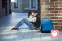 孩子被欺負(fù)了，他當(dāng)下需要的不是一個(gè)滿腹道理、發(fā)號(hào)施令的指揮者，而是一個(gè)給他傾聽、懂得溝通的支持者。

我們父母就是要做這樣的支持者。在充分了解事實(shí)后，尋問(wèn)孩子的想法，征求孩子的意見，這是在尊重和保護(hù)他的自信。

父母用堅(jiān)決的態(tài)度和睿智的方法支持，是對(duì)孩子最大的支持。有了父母給的支持和底氣，孩子就會(huì)擁有更多安全感，也有保護(hù)自己的決心和提升應(yīng)對(duì)能力。配圖