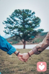 有的人有時想要改變我們的父母、我們的伴侶、我們的孩子、我們身邊的人。

事實上，一個人很難改變另外一個人，除非這個人自己真的想改變，不然你無法改變他。

就像我們叫不醒一個裝睡的人，你無法幫助一個自己不想要改變的人一樣——每個人能改變的只有自己。

好的動機只能給一個人去做某一件事的原因，但是不能給他控制別人或使事情恰如他所愿發生的權利。

不強逼別人跟隨自己的一套信念、價值觀和規條，否則只會招來抗拒和遠離。你不愿意別人控制你，那就不要去控制別人。控制或者想要改變別人之前，先控制和改變自己。

問問自己，為什么我非要讓外界改變來達到讓自己舒服的目的？配圖
