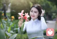 　　什么是婚姻?

　　有些人說：是愛，是兩個人共同度過余生的承諾;是同舟共濟的信念和勇氣;

　　愛情并非婚姻的全部。愛是浪漫與玫瑰，婚姻是現實生活中修行的最好道場。

　　婚姻是美好而瑣碎的。

　　無論感情有多強烈，最終都會落實到煙火的生活中。一旦愛情陷入雞毛蒜皮的繁瑣生活，愛情的濃度就會越來越低，甚至耗盡。

　　也許是時代的開放，現在生活壓力很大，離婚率也在上升。從一對恩愛的夫妻到分道揚鑣的道路，相信只有當事的人們才能理解、深刻體會一路上的辛酸和悲傷。

        做最好的自己，先做最好的自己，是很好的途徑。配圖