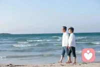 　　什么是婚姻?

　　有些人說：是愛，是兩個人共同度過余生的承諾;是同舟共濟的信念和勇氣;

　　愛情并非婚姻的全部。愛是浪漫與玫瑰，婚姻是現實生活中修行的最好道場。

　　婚姻是美好而瑣碎的。

　　無論感情有多強烈，最終都會落實到煙火的生活中。一旦愛情陷入雞毛蒜皮的繁瑣生活，愛情的濃度就會越來越低，甚至耗盡。

　　也許是時代的開放，現在生活壓力很大，離婚率也在上升。從一對恩愛的夫妻到分道揚鑣的道路，相信只有當事的人們才能理解、深刻體會一路上的辛酸和悲傷。

        做最好的自己，先做最好的自己，是很好的途徑。配圖