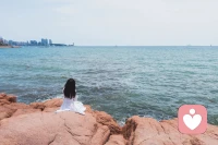 你身邊有情緒不穩(wěn)定的人嗎？

或者你自己是一個能控制情緒的人嗎？

雖然我們每個人每天都會遇到很多事情，也會產(chǎn)生很多情緒。

但是對于情緒不穩(wěn)定的人來說，任何一點小事情、小情緒都可能點燃他們。

他們就像是一顆定時炸彈，隨時會爆炸。

而這跟他們的行為習慣以及認知特點有關(guān)配圖