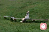 你身邊有情緒不穩(wěn)定的人嗎？

或者你自己是一個能控制情緒的人嗎？

雖然我們每個人每天都會遇到很多事情，也會產(chǎn)生很多情緒。

但是對于情緒不穩(wěn)定的人來說，任何一點小事情、小情緒都可能點燃他們。

他們就像是一顆定時炸彈，隨時會爆炸。

而這跟他們的行為習慣以及認知特點有關(guān)配圖