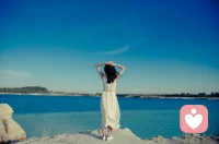 你身邊有情緒不穩(wěn)定的人嗎？

或者你自己是一個能控制情緒的人嗎？

雖然我們每個人每天都會遇到很多事情，也會產(chǎn)生很多情緒。

但是對于情緒不穩(wěn)定的人來說，任何一點小事情、小情緒都可能點燃他們。

他們就像是一顆定時炸彈，隨時會爆炸。

而這跟他們的行為習慣以及認知特點有關(guān)配圖