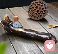 遇到什么事，先把情緒處理好，所謂定能生慧，一顆平靜安定的心才能引導智慧的行動。

允許情緒經由你充分表達它自己，但小心不要陷入頭腦編織的受害者故事中，不要陷入過去和未來的時間幻象中。當情緒升起，就在當下這一刻，讓感受充分反思。

因為在當下，每一個情緒的升起，都是一個療愈的機會。配圖