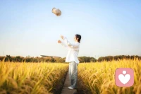 ?接納自己的不完美?

這一點非常重要，很多人自喻很愛自己，然后說：“我的皮膚很白，我的臉蛋很美，我的文化很高，我的老公很帥”。

她唯獨沒有說自己盡管不完美，依舊愛自己。

愛，不是這個好，那個不好，愛是一如其是，愛是無條件的接納，如果有人發自內心告訴我：“我愛我自己，我皮膚不好，我臉蛋不美，但我接受我的一切，我覺得無論別人如何看我，我感覺自己美就夠了。”配圖