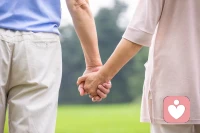 復婚嗎？

一邊想念，一邊搖擺，這可能是有些離婚后面對前任的復合意愿會有的顧慮。???????????????????

這時候，你可以先給自己一些時間，不需要急迫地做決定。

嘗試著給彼此重建一段考察期，審視自己的感受，也審視這段關系中的你們，是不是有了新的改變。

去認真看一看，過去的問題，你們是否可以共同找到解決方案？

其實，有的原婚姻并沒有任何原則性的錯誤，卻是被生活里的瑣碎和不好好說話等等，一點點消耗殆盡的。

你想要的關心和理解得不到；對方的習慣和行為也看不順眼。

但其實，有的是理想化了對方，而彼此的好都不曾被看見。

如果雙方都愿意反思、改變，并坦誠內心，接納真實的對方，并能經過“磨合期”的考驗，那卷土重來的婚姻有的也會很幸福。配圖