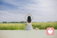 當(dāng)我們活出了健全的自我，轉(zhuǎn)化了嬰兒式的依賴(lài)和索求，懂得平等地對(duì)待自己和他人，內(nèi)心不再逃避鐵的現(xiàn)實(shí)所帶來(lái)的挑戰(zhàn)，這時(shí)深層的恐懼和不安全感就會(huì)消減。
借著默觀和信仰，以及扎實(shí)的自我認(rèn)識(shí)和覺(jué)知，我們便能發(fā)展出德性，而只有德性和恩典法則，可以帶來(lái)凈化、啟蒙和解脫。配圖