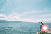 有人說：“今生最難忘的人，不是愛人，不是初戀，而是那個愛而不得的人?！?
確實，我們總是對得不到的人念念不忘。

可是，那個已經遠去的人，不管再如何念念不忘，終究不會回來。

只有放下離開的人、錯過的事，才能迎來新生。配圖