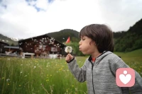 心理學中的“首因效應”告訴我們，初次印象對于后續的交往關系有著深遠的影響，這也是人們常說的“先入為主”。我們不必過于糾結第一印象的準確性，但它無疑會影響我們與他人的交往。聯合國兒童基金會的一個實驗更是證明了這一點：他們讓同一個小女孩以整潔和邋遢的形象出現在大街上，結果發現人們對于她的態度有著天壤之別。這不是對人性的質疑，而是對現實的直面。外在形象在很大程度上反映了一個人的自我形象和態度。想象一下，一個看起來邋遢的人告訴你他能完成一個需要高度專注和細致的任務，你會相信嗎？一個衣衫不整的人說他有廣泛的人脈，你會覺得他在開玩笑嗎？盡管中年的我們可能因為工作和生活而忙碌，但這并不意味著我們可以忽視自己的形象。從一個人的外貌，我們可以看出他的教育背景、家庭狀況、職業地位等許多信息。英國的形象設計師羅伯特·龐德曾說：“在這個瞬息萬變的世界里，你只有短短的兩分鐘時間展示自己。”所以，如果你想得到他人的認可，首先你得看起來像一個值得認可的人。別人的看法并不重要，但如果你連自己的形象都管理不好，又怎能期待他人相信你的能力呢？配圖