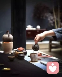 溝通藝術

如果對方愿意傾聽，哪怕只是短暫的傾聽，你也成功地邁出了第一步。
當然你需要管理好自己的預期，交流的初始目標不是改變任何事，而是幫助伴侶放下內心的防御，讓對方感受到你是可以接納對方的。
而且一直使用的是“我們”的概念，而非帶有指責性的“你”或“我”。我不需要你承擔我的痛苦，但我希望藉由看見彼此內心的傷，讓我們的親密關系走向更深的鏈接。
這樣有邊界地、自我負責式的袒露創傷，才是親密關系走向深層接納、改善的基礎。配圖