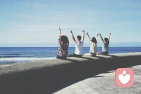 生活太累，一些源于認知，一些源于工作，一些源于欲望和攀比等等。所有的痛苦，所有的煩惱，所有的憂愁，所有的心累，皆源自于無止的欲念、無盡的攀比、無休的爭斗。
那些曾經的得失、勝敗、悲歡，總讓我們難以釋懷。要想活得不累，就得少點攀比；要想活得不煩，就得少點計較；要想活得不愁，就得少點奢求，順其自然中努力，努力中順其自然，提升認知及境界，實現圓滿人生。配圖