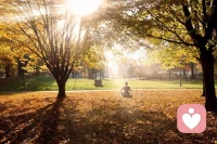 自我批叛

小時候，大人們教育我們：做錯了事要及時反思，總結經驗教訓，這樣才能變得更好。

可是，久而久之，有時我們把“歸因”變成了“歸錯”，我們認為事情出現偏差就一定是有人犯了錯，犯錯的人就要被批評，而不是冷靜分析原因。這樣一來，我們對自己嚴苛批判，對別人也同樣不寬容。

不要忘記，錯誤的價值是為了讓我們找到改正的方向，而不是自我批判。

懺悔不是一味的自責、內疚，更多的是改正與祝福的愿力，

更關鍵的是把握好正能量的方向，不斷提升能力，成己為人，成人達已，綻放光芒。配圖